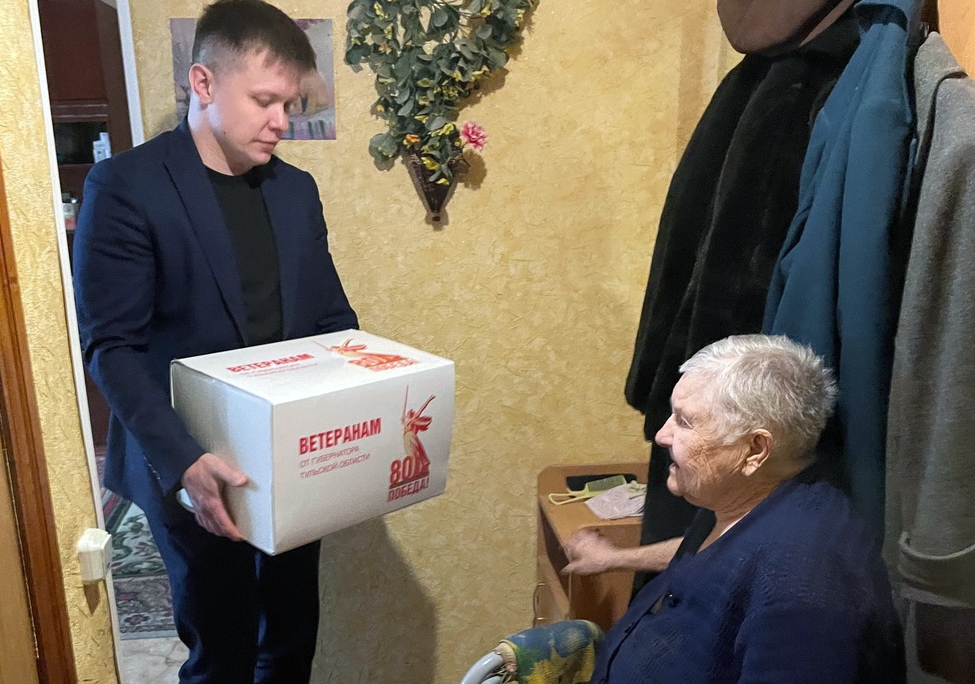 Александр Маринков передал ветеранам посылки.