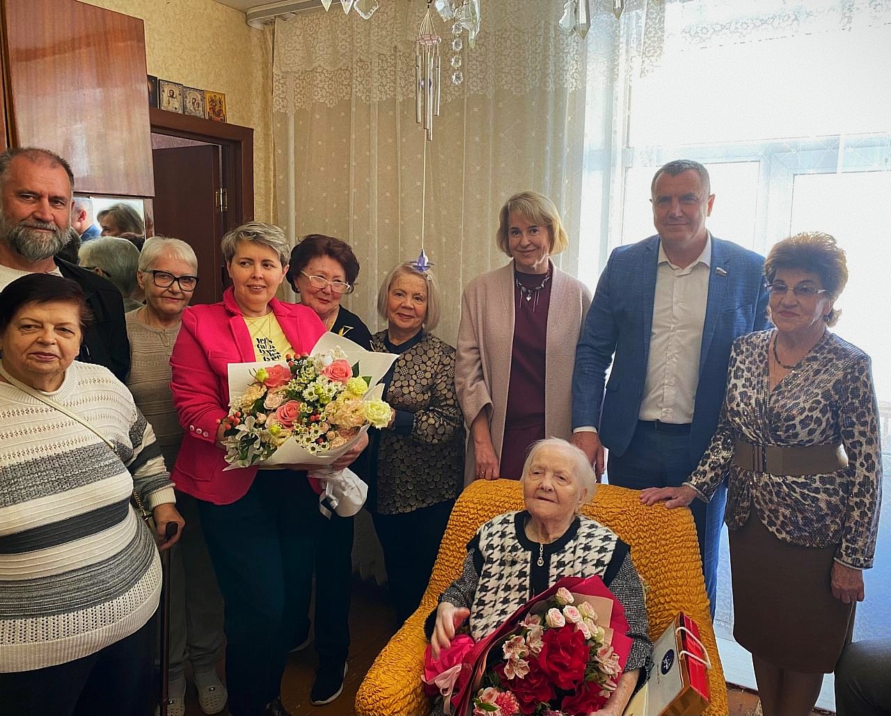 Ирина Рублевская поздравила труженика тыла со 100-летним юбилеем.