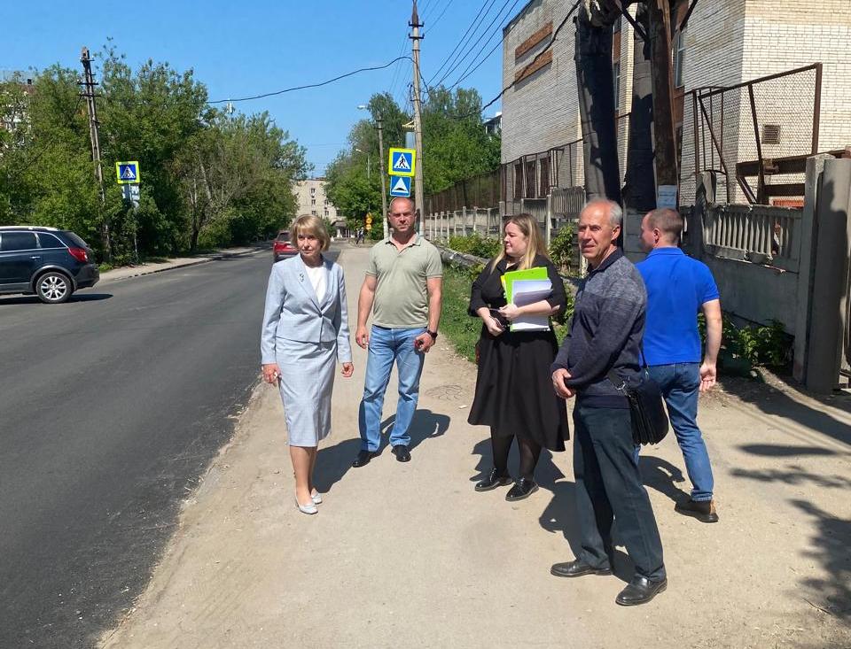 Ирина Рублевская провела приемку работ по ремонту дороги по улице Сурикова.