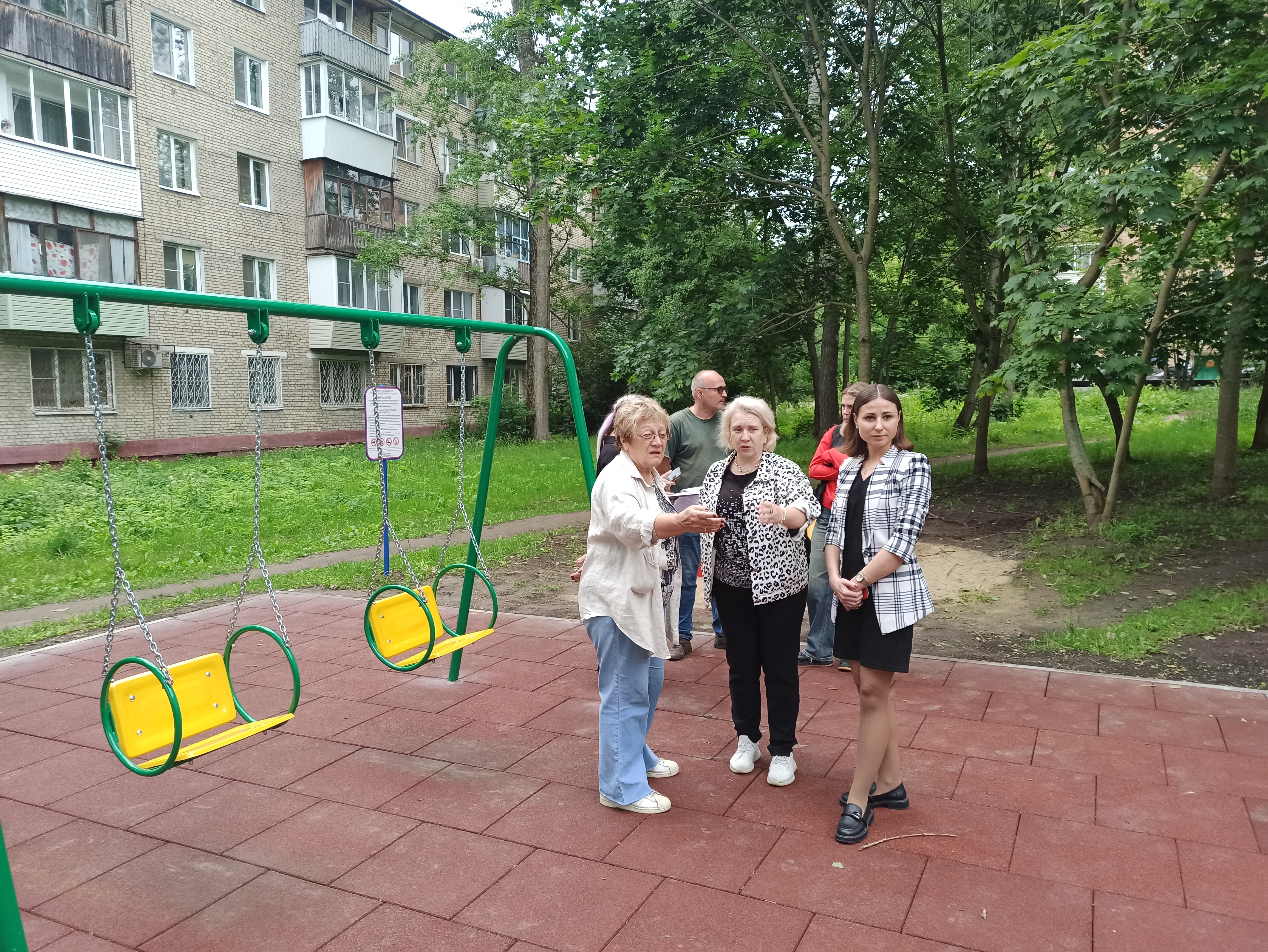 Анастасия Дементьева осмотрела новые детские площадки в Советском округе.