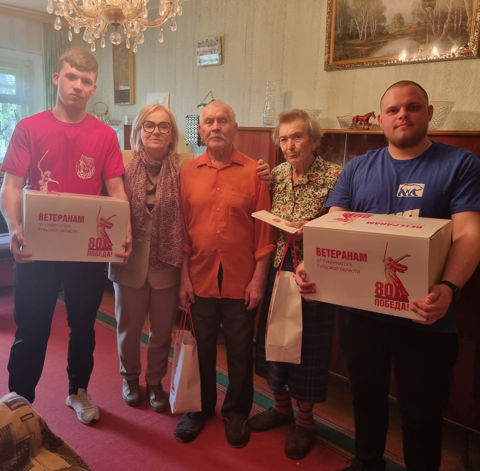 Надежда Козьякова вручила ветеранам подарочные посылки.