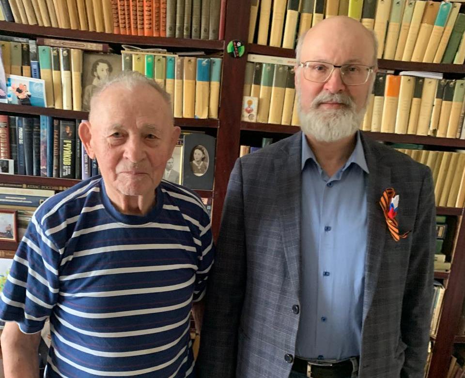 Владимир Тимаков вручил ветеранам подарочные посылки.