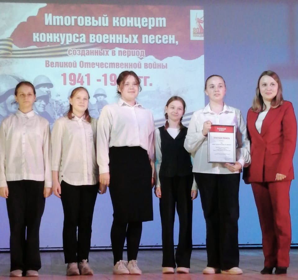Елена Шмелева наградила победителей конкурса военных песен.