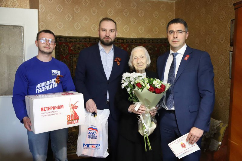 Алексей Эрк и Никита Бурвиков поздравили ветеранов с 80-летием Великой Победы.