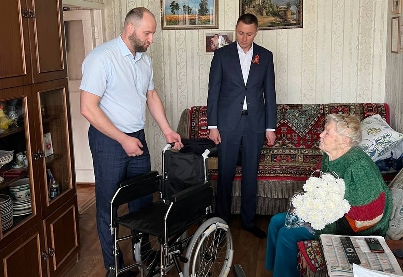 Алексей Ишутин поздравил ветерана с Днем Победы.