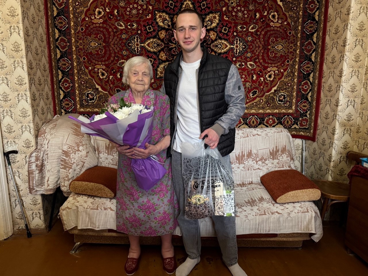 Иван Сычев поздравил труженицу тыла с днем рождения.