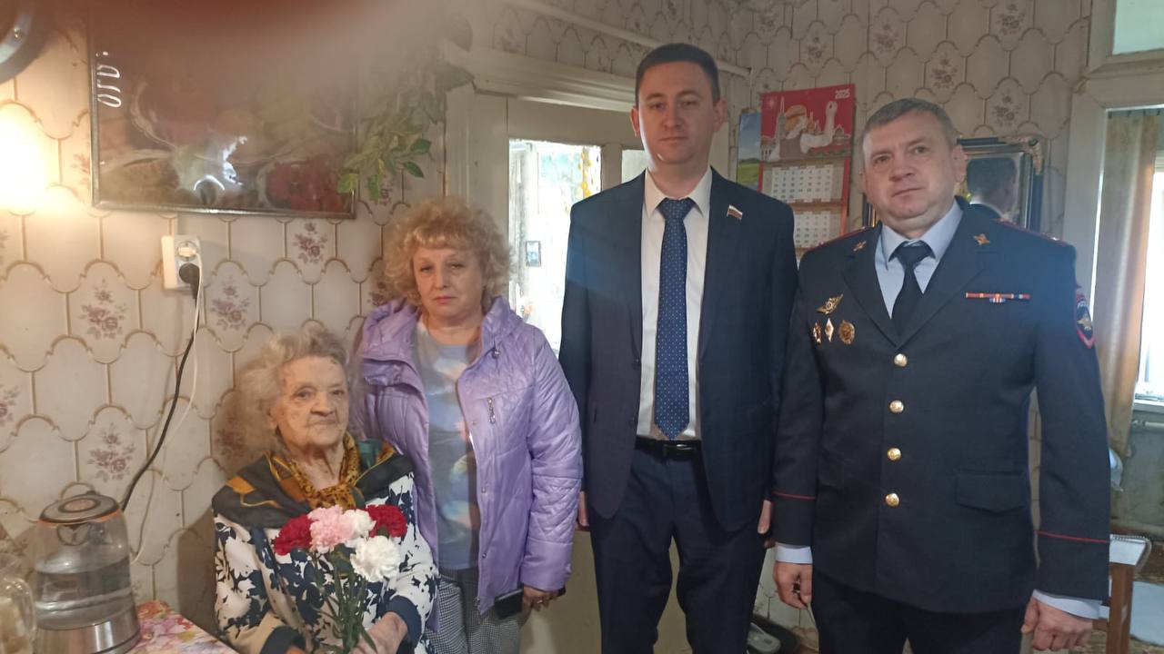 Алексей Комиссаров поздравил тулячку-ветерана с наступающим Днем Победы.
