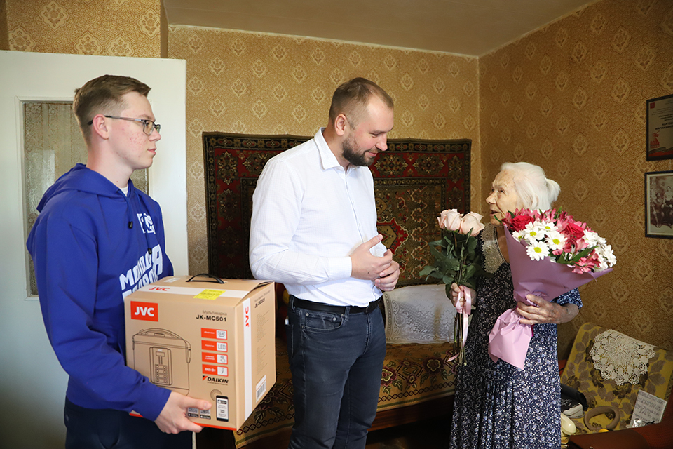 Никита Бурвиков поздравил ветерана Великой Отечественной войны с 102-летием.