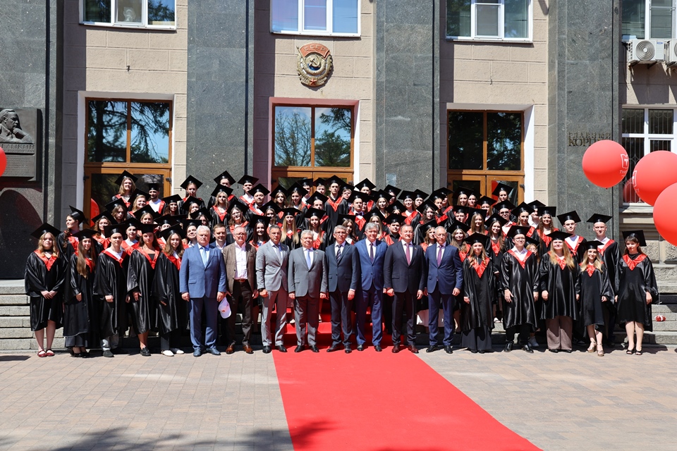 Выпускникам ТулГУ вручили дипломы с отличием.