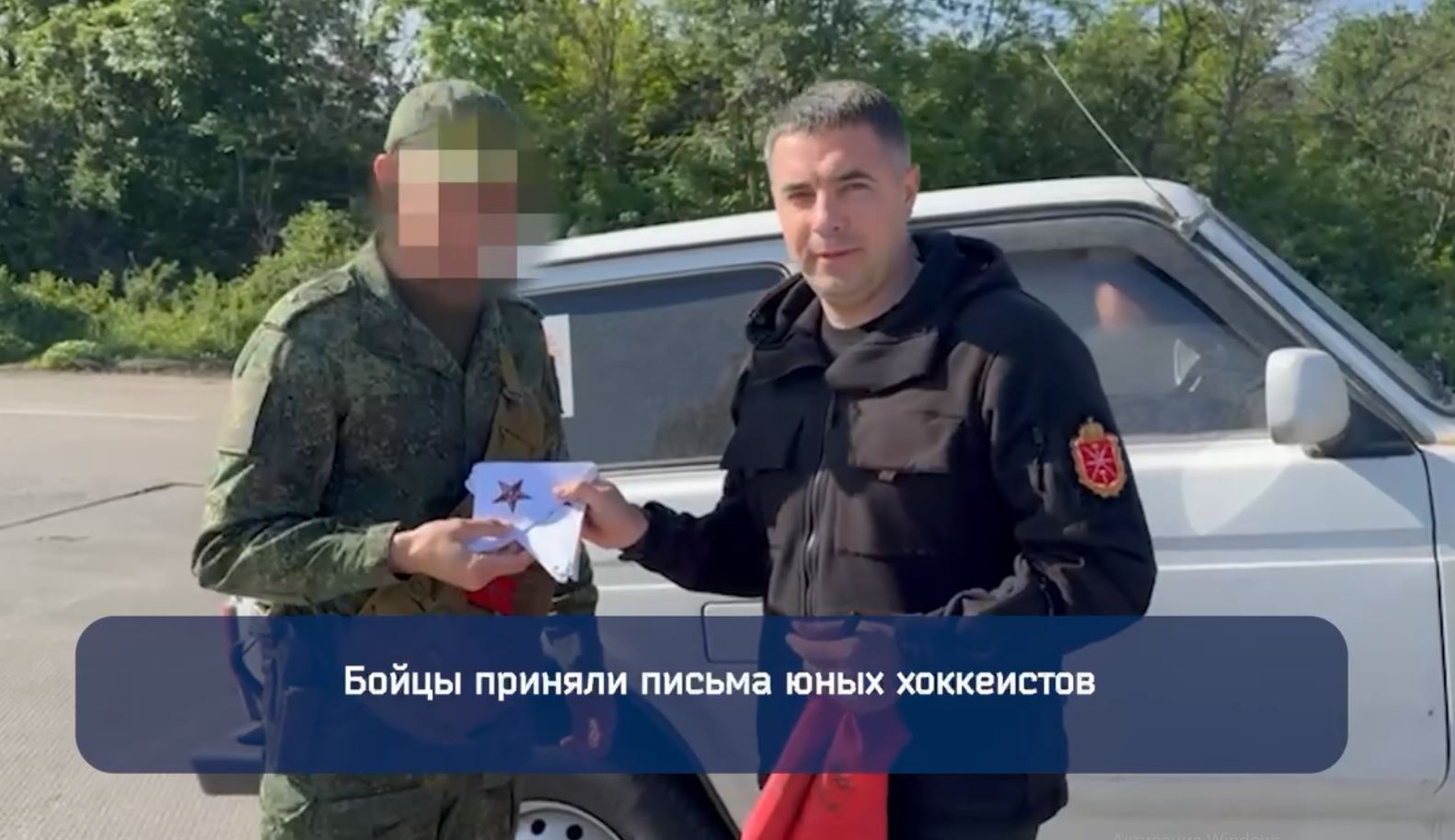 Алексей Эрк передал бойцам письма от юных тульских хоккеистов.