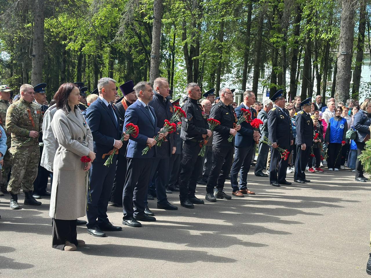 Александр Швыков возложил цветы к братскому захоронению в Дубне.
