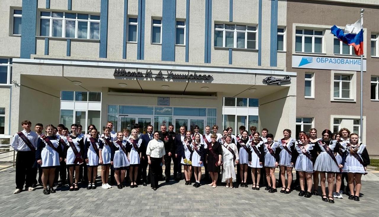 Александр Швыков поздравил выпускников центра образования № 44 с окончанием школы.