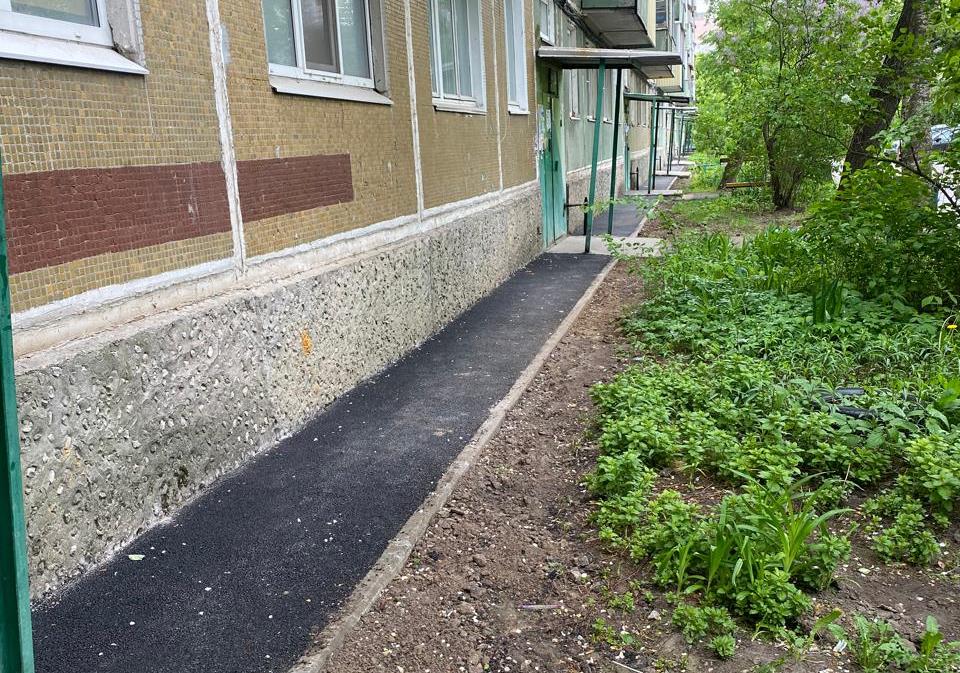По проекту «Наш город» в многоквартирном доме в Заречье отремонтировали отмостку.