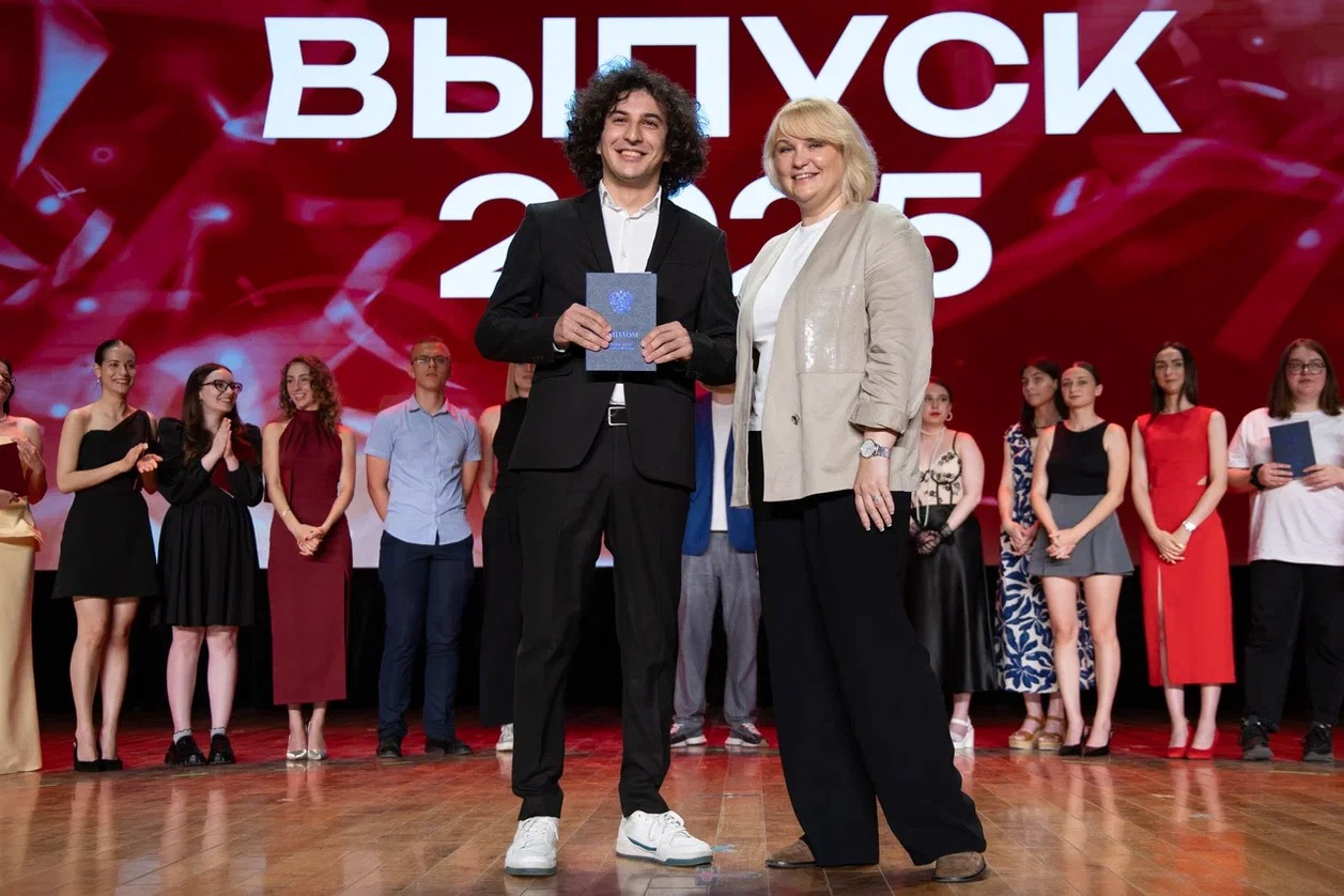 Олеся Филина вручила дипломы выпускникам Института гуманитарных и социальных наук Тульского государственного университета.