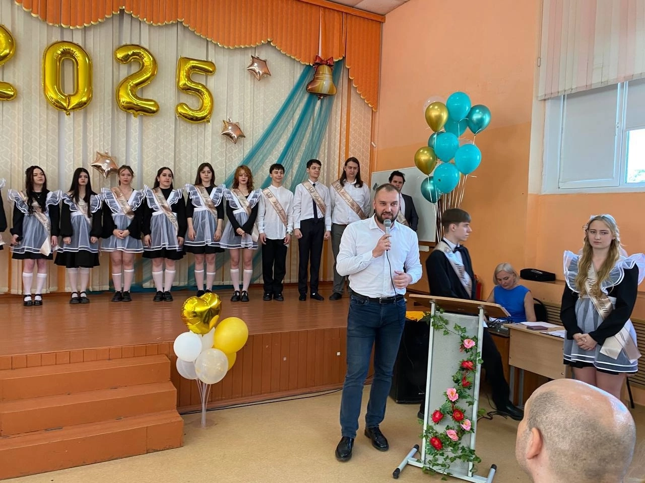 Никита Бурвиков поздравил выпускников с Последним звонком.