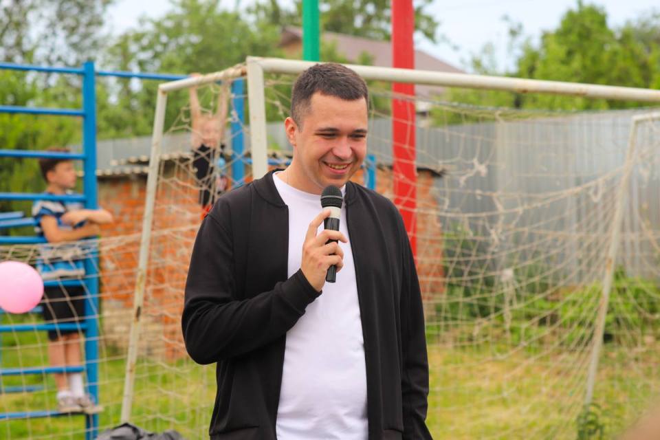 Павел Астафьев организовал фестиваль красок для юных туляков в поселке Михалково.