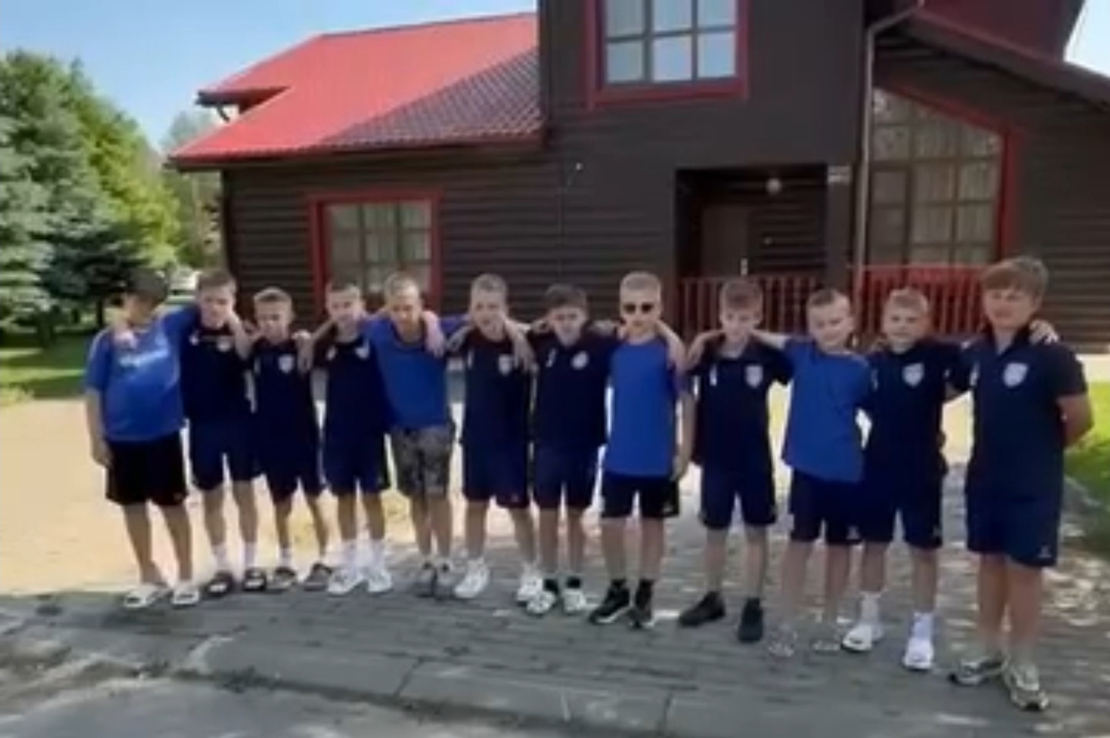 Юные футболисты поблагодарили Ивана Сычева за организацию поездки в Дмитров.