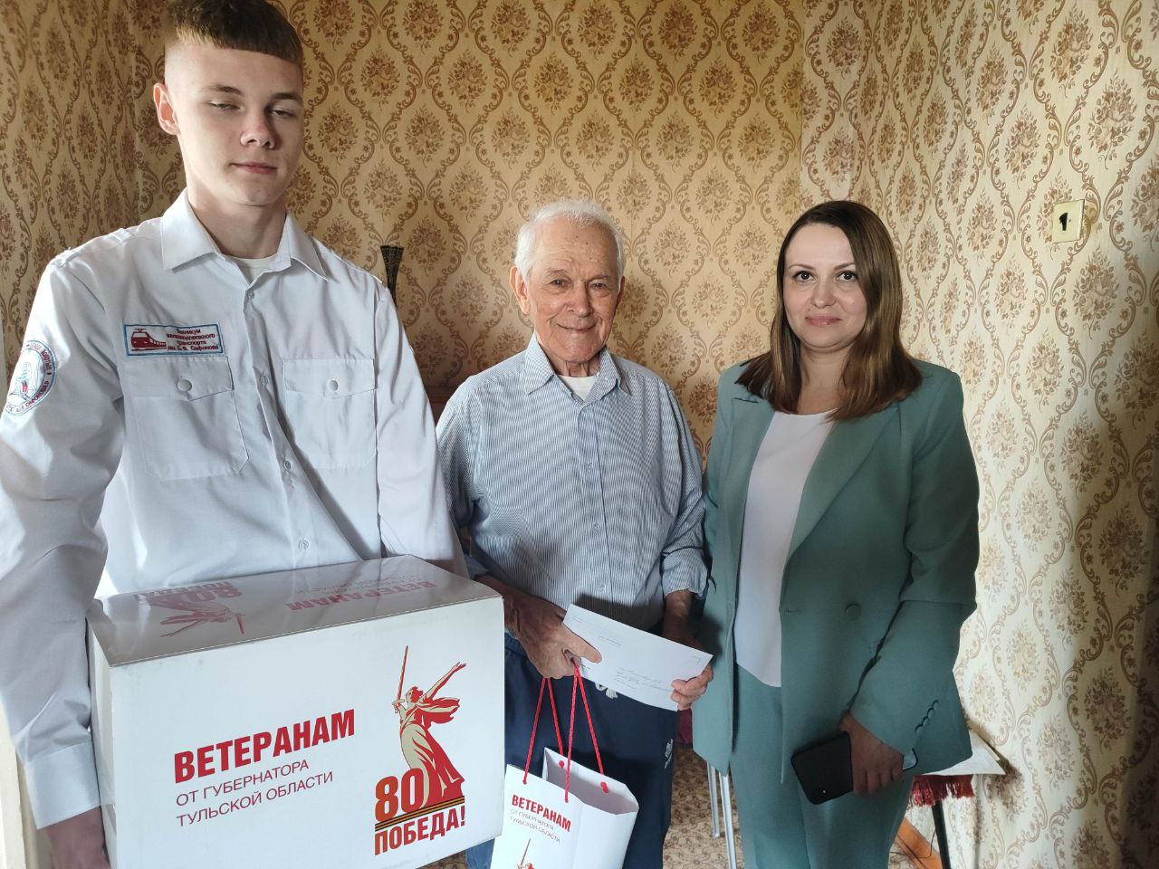 Елена Шмелева вручила ветеранам подарки ко Дню Победы.