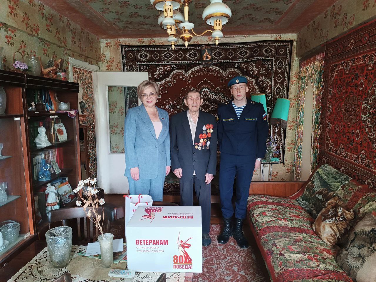 Елена Симонова передала ветеранам подарки от Губернатора Тульской области.