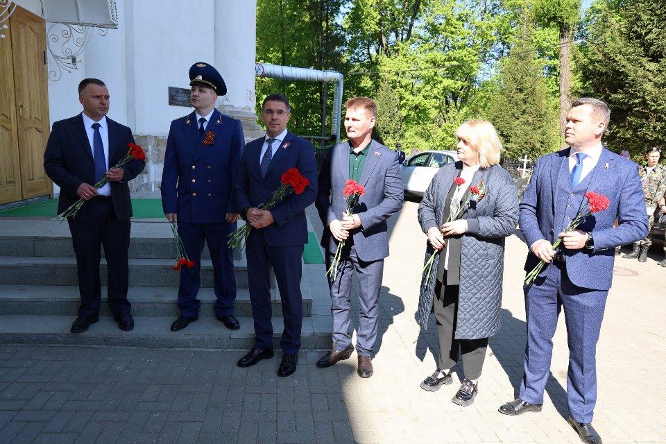 В Туле возложили цветы к мемориальной табличке Николая Резвецова.