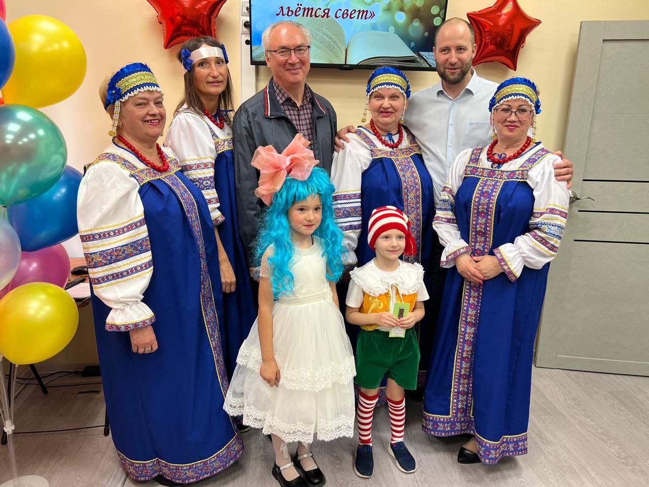 Алексей Ишутин поздравил с 70-летим Рождественскую сельскую библиотеку.