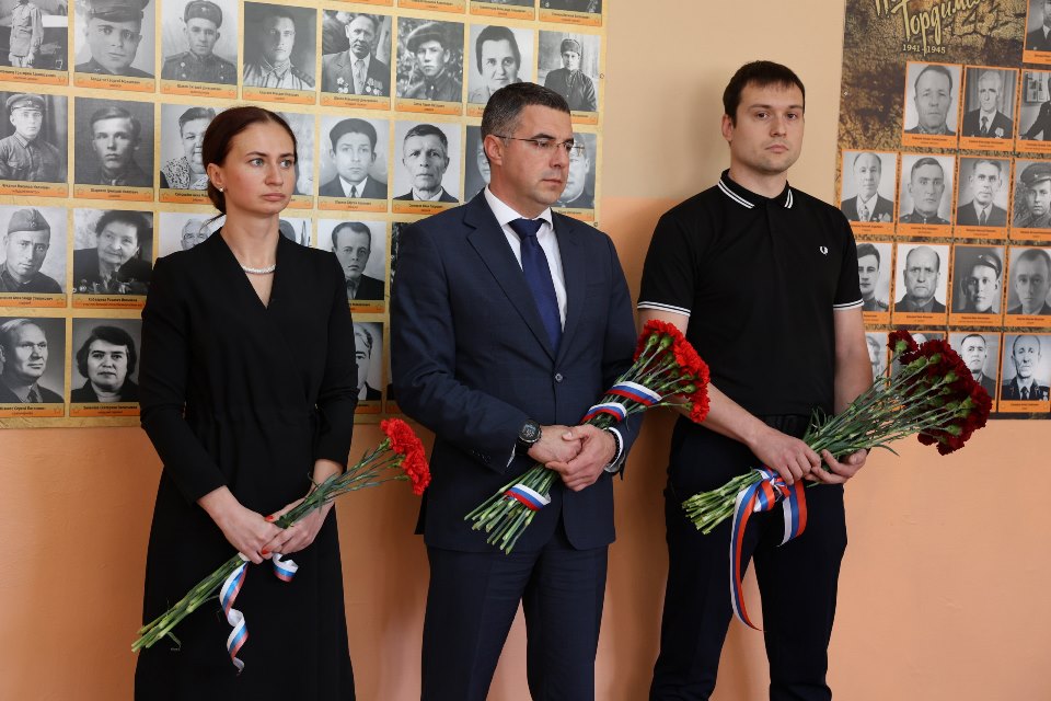 Алексей Эрк принял участие в открытии Парты Героя Александру Зенкину.