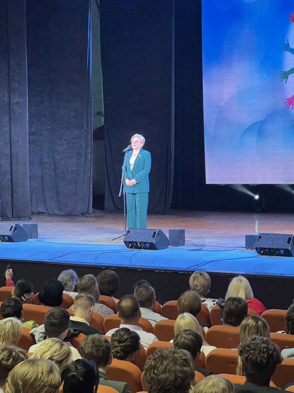 Елена Симонова поздравила выпускников гуманитарно-математического лицея.