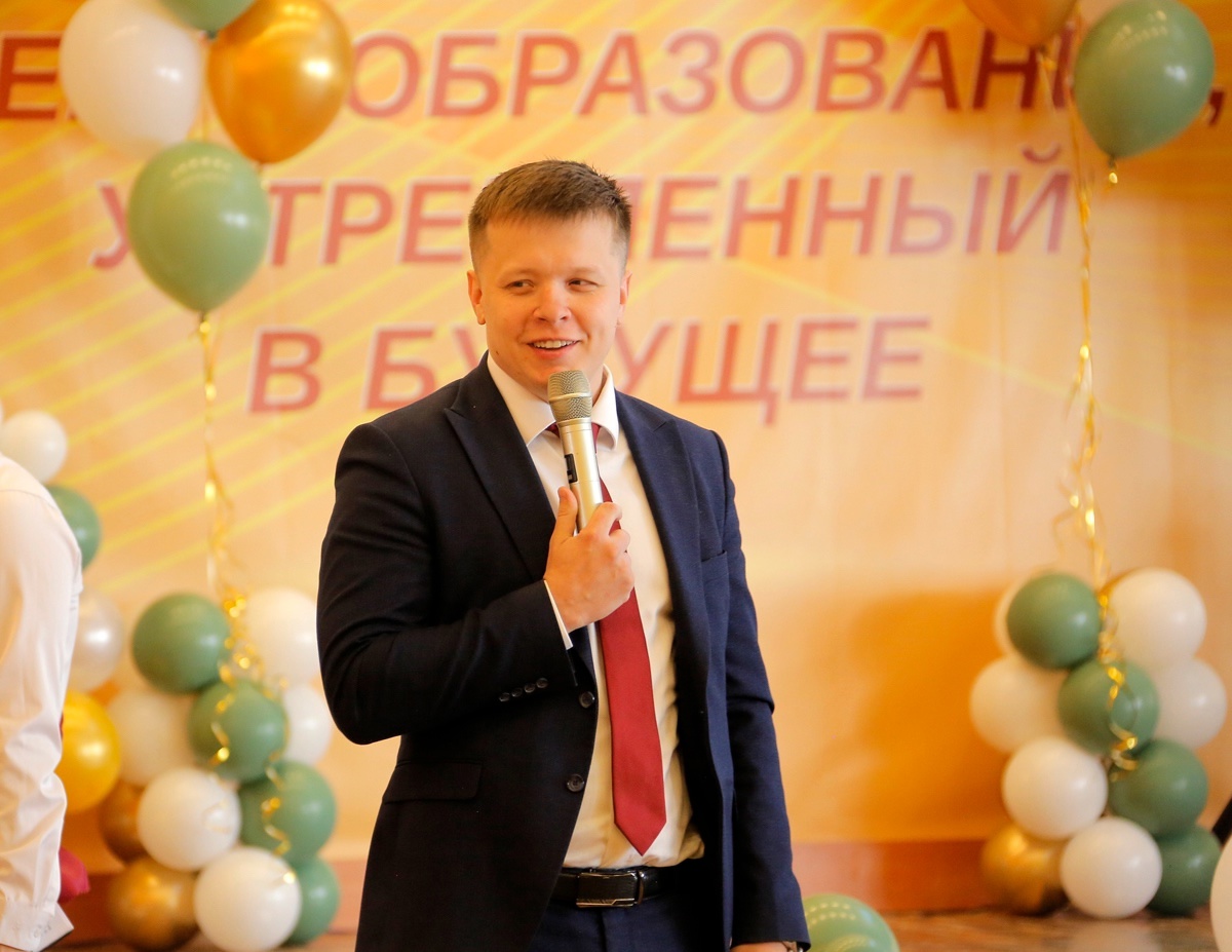 Александр Маринков и Артем Селиверстов поздравили школьников с праздником Последнего звонка.
