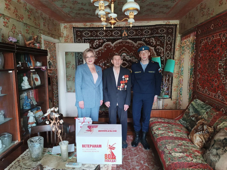 Елена Симонова передала ветеранам подарки от Губернатора Тульской области. Елена Симонова передала ветеранам подарки от Губернатора Тульской области.