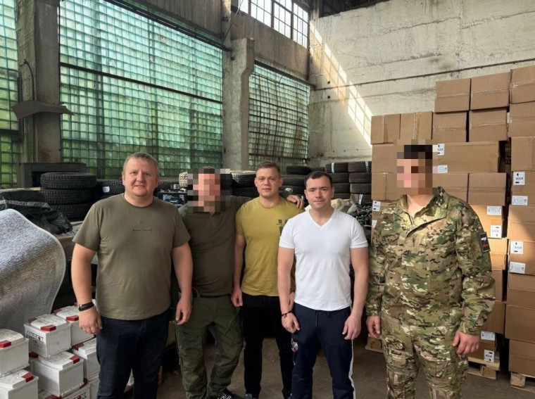Евгений Смолянинов и Сергей Кожевников передали дополнительную помощь военнослужащим в ЛНР. Евгений Смолянинов и Сергей Кожевников передали дополнительную помощь военнослужащим в ЛНР.