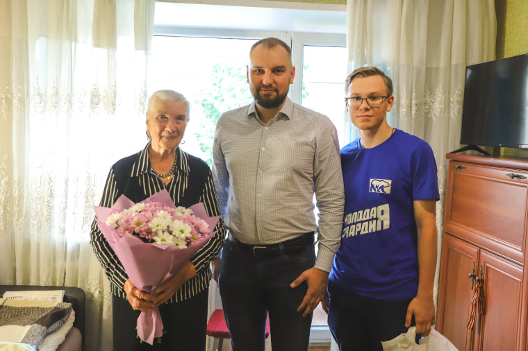 Никита Бурвиков поздравил заслуженного медицинского работника с профессиональным праздником. Никита Бурвиков поздравил заслуженного медицинского работника с профессиональным праздником.