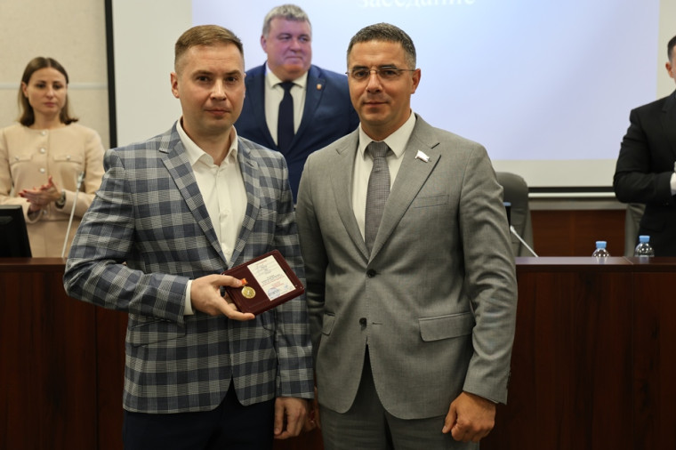 Алексей Эрк вручил награды отличившимся тулякам. Алексей Эрк вручил награды отличившимся тулякам.