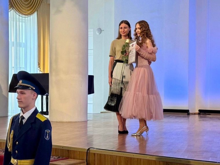 Анастасия Дементьева поздравила выпускников Центра образования № 8. Анастасия Дементьева поздравила выпускников Центра образования № 8.