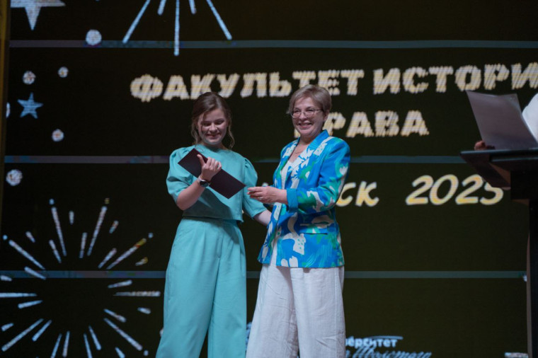 Елена Симонова вручила дипломы выпускникам факультета истории и права ТГПУ им. Л.Н. Толстого. Елена Симонова вручила дипломы выпускникам факультета истории и права ТГПУ им. Л.Н. Толстого.
